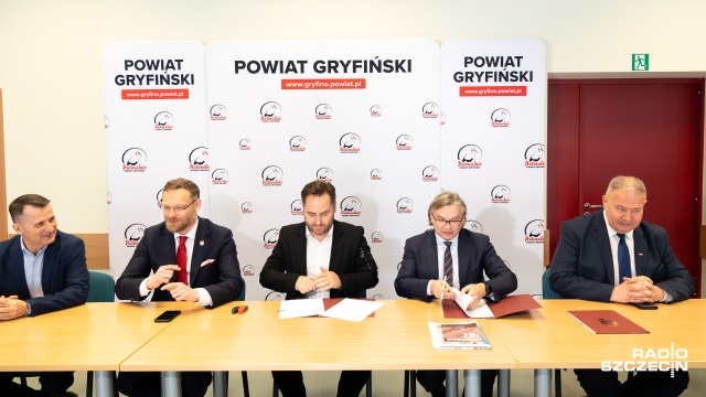 Fot. Robert Stachnik [Radio Szczecin] Remont dróg w powiecie gryfińskim. Są pieniądze, umowa podpisana [WIDEO, ZDJĘCIA]
