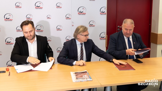 Fot. Robert Stachnik [Radio Szczecin] Remont dróg w powiecie gryfińskim. Są pieniądze, umowa podpisana [WIDEO, ZDJĘCIA]