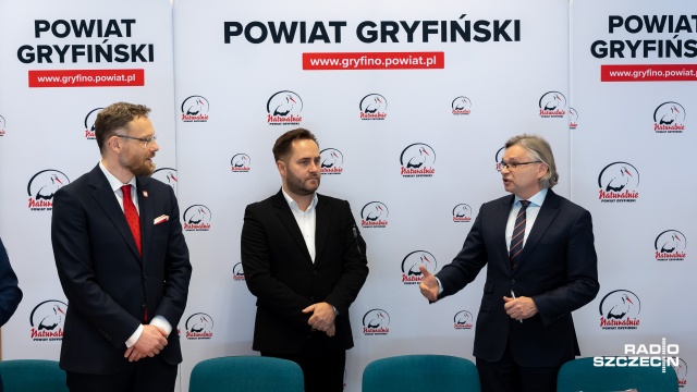 Fot. Robert Stachnik [Radio Szczecin] Remont dróg w powiecie gryfińskim. Są pieniądze, umowa podpisana [WIDEO, ZDJĘCIA]