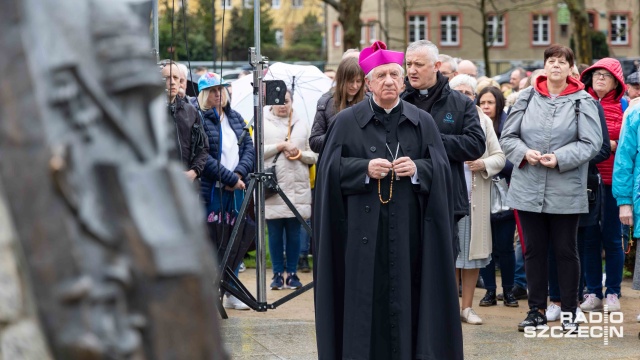 Fot. Robert Stachnik [Radio Szczecin] Marsz dla Życia. "Przychodzimy powiedzieć, że życie jest darem, że jest cudem" [WIDEO, ZDJĘCIA, AKTUALIZACJA]