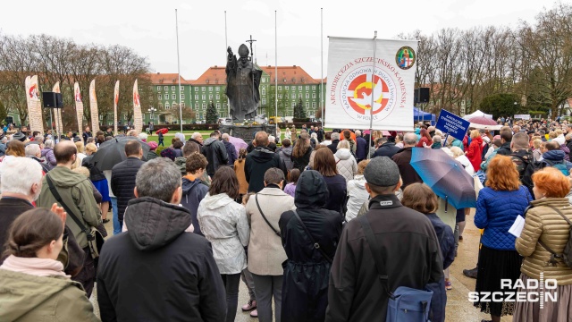 Fot. Robert Stachnik [Radio Szczecin] Marsz dla Życia. "Przychodzimy powiedzieć, że życie jest darem, że jest cudem" [WIDEO, ZDJĘCIA, AKTUALIZACJA]