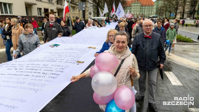 Fot. Robert Stachnik [Radio Szczecin] Marsz dla Życia. "Przychodzimy powiedzieć, że życie jest darem, że jest cudem" [WIDEO, ZDJĘCIA, AKTUALIZACJA]