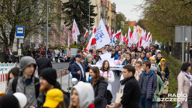 Fot. Robert Stachnik [Radio Szczecin] Marsz dla Życia. "Przychodzimy powiedzieć, że życie jest darem, że jest cudem" [WIDEO, ZDJĘCIA, AKTUALIZACJA]