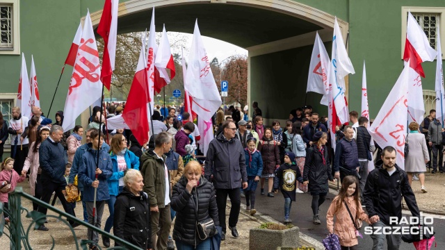 Fot. Robert Stachnik [Radio Szczecin] Marsz dla Życia. "Przychodzimy powiedzieć, że życie jest darem, że jest cudem" [WIDEO, ZDJĘCIA, AKTUALIZACJA]