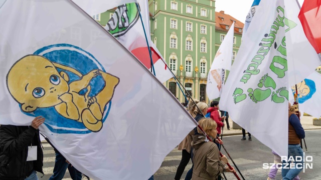 Fot. Robert Stachnik [Radio Szczecin] Marsz dla Życia. "Przychodzimy powiedzieć, że życie jest darem, że jest cudem" [WIDEO, ZDJĘCIA, AKTUALIZACJA]