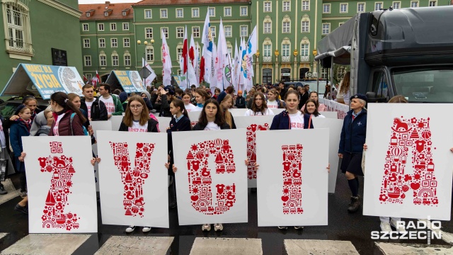 Fot. Robert Stachnik [Radio Szczecin] Marsz dla Życia. "Przychodzimy powiedzieć, że życie jest darem, że jest cudem" [WIDEO, ZDJĘCIA, AKTUALIZACJA]