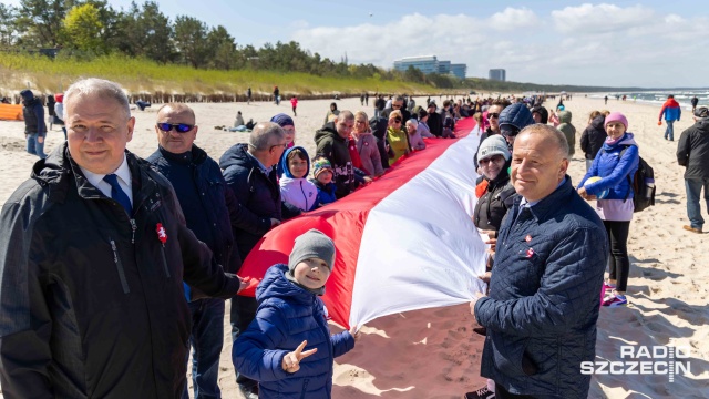 Fot. Robert Stachnik [Radio Szczecin] Międzyzdroje - najdłuższa flaga w Polsce. Rekord pobity [WIDEO, ZDJĘCIA]