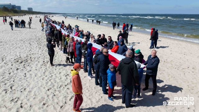 Fot. Robert Stachnik [Radio Szczecin] Międzyzdroje - najdłuższa flaga w Polsce. Rekord pobity [WIDEO, ZDJĘCIA]