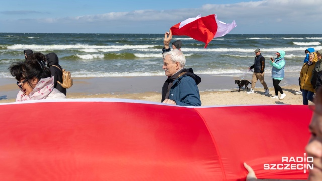 Fot. Robert Stachnik [Radio Szczecin] Międzyzdroje - najdłuższa flaga w Polsce. Rekord pobity [WIDEO, ZDJĘCIA]