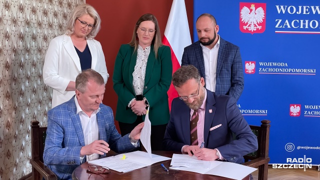 Fot. Robert Stachnik [Radio Szczecin] Wojewoda przekazał sprzęt medyczny szpitalowi w Kamieniu Pomorskim [ZDJĘCIA]