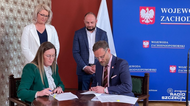 Fot. Robert Stachnik [Radio Szczecin] Wojewoda przekazał sprzęt medyczny szpitalowi w Kamieniu Pomorskim [ZDJĘCIA]
