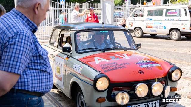 Fot. Robert Stachnik [Radio Szczecin] Zlot zabytkowych aut na dziedzińcu Muzeum Techniki i Komunikacji [WIDEO, ZDJĘCIA]