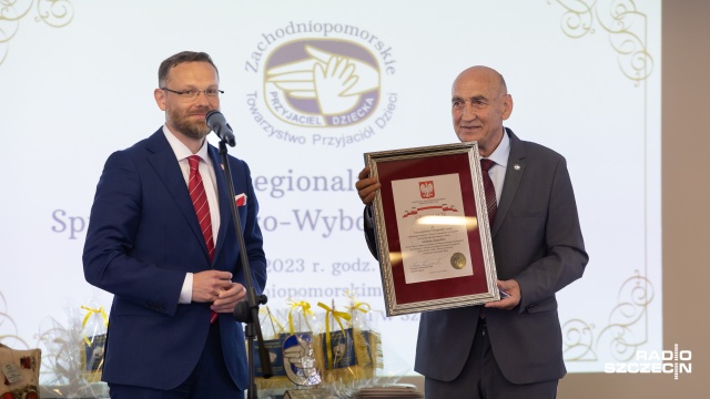 Fot. Robert Stachnik [Radio Szczecin] Uroczystość nadania sztandaru regionalnemu Towarzystwu Przyjaciół Dzieci [WIDEO, ZDJĘCIA]