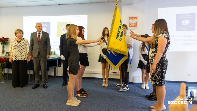 Fot. Robert Stachnik [Radio Szczecin] Uroczystość nadania sztandaru regionalnemu Towarzystwu Przyjaciół Dzieci [WIDEO, ZDJĘCIA]