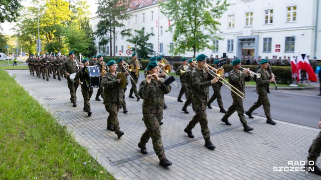 Fot. Robert Stachnik [Radio Szczecin] Uroczysty capstrzyk z okazji święta 12. Szczecińskiej Dywizji Zmechanizowanej [ZDJĘCIA]