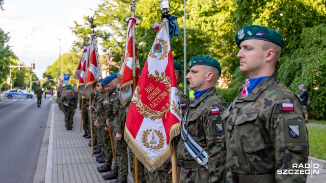 Fot. Robert Stachnik [Radio Szczecin] Uroczysty capstrzyk z okazji święta 12. Szczecińskiej Dywizji Zmechanizowanej [ZDJĘCIA]