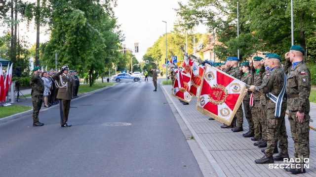 Fot. Robert Stachnik [Radio Szczecin] Uroczysty capstrzyk z okazji święta 12. Szczecińskiej Dywizji Zmechanizowanej [ZDJĘCIA]