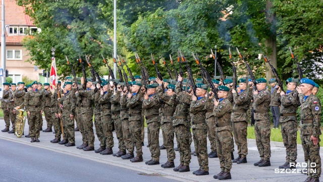 Fot. Robert Stachnik [Radio Szczecin] Uroczysty capstrzyk z okazji święta 12. Szczecińskiej Dywizji Zmechanizowanej [ZDJĘCIA]