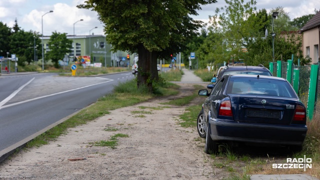 Fot. Robert Stachnik [Radio Szczecin] Pas zieleni zastawiony wrakami. Komis samochodowy zrobił sobie parking [ZDJĘCIA]