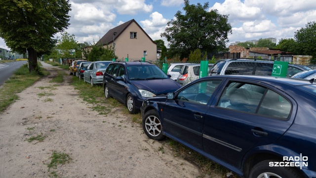 Fot. Robert Stachnik [Radio Szczecin] Pas zieleni zastawiony wrakami. Komis samochodowy zrobił sobie parking [ZDJĘCIA]