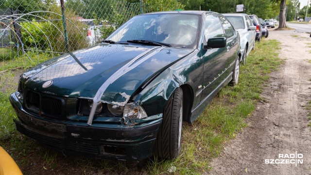 Fot. Robert Stachnik [Radio Szczecin] Pas zieleni zastawiony wrakami. Komis samochodowy zrobił sobie parking [ZDJĘCIA]