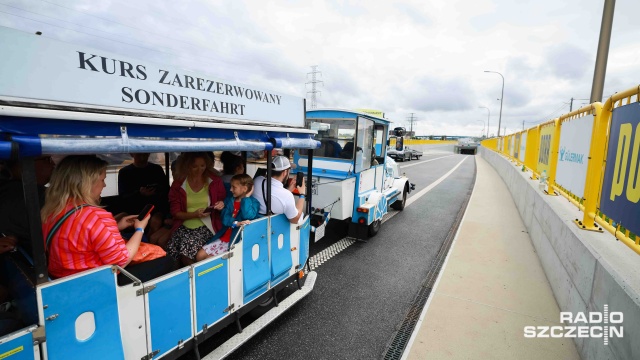 Fot. Robert Stachnik [Radio Szczecin] Turystyczne kolejki ruszyły przez tunel [WIDEO, ZDJĘCIA]