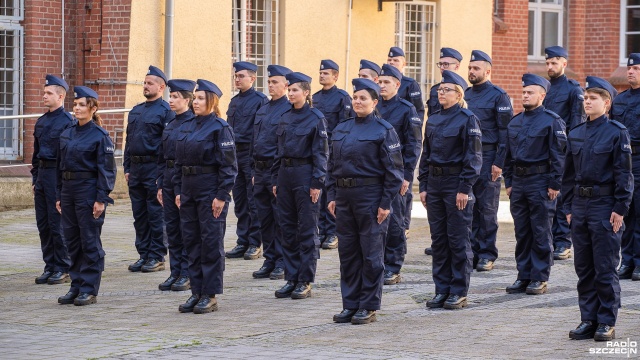 Fot. Maciej Papke [Radio Szczecin] Policjanci po przysiędze, ale jeszcze nie na służbie [WIDEO, ZDJĘCIA]