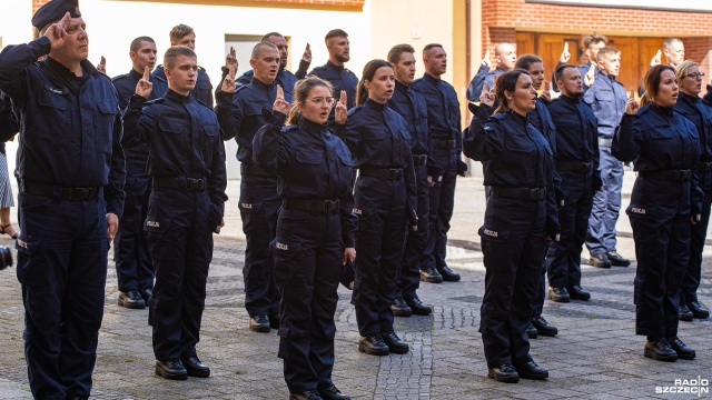Fot. Maciej Papke [Radio Szczecin] Policjanci po przysiędze, ale jeszcze nie na służbie [WIDEO, ZDJĘCIA]