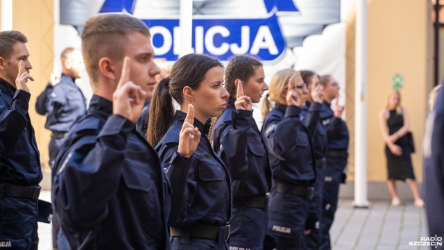 Fot. Maciej Papke [Radio Szczecin] Policjanci po przysiędze, ale jeszcze nie na służbie [WIDEO, ZDJĘCIA]