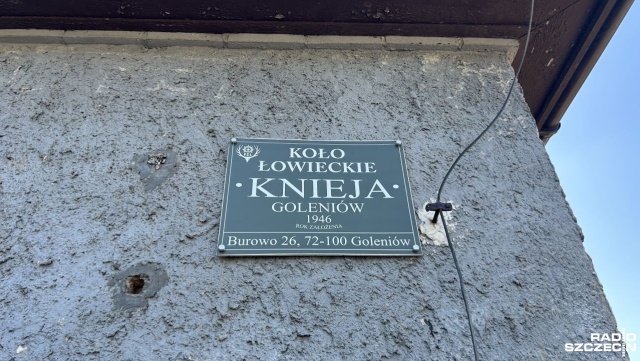 Szkoła Podstawowa w Burowie została zamknięta w 1974 roku, obecnie w budynku mieści się siedziba koła łowieckiego. Fot. Kacper Narodzonek [Radio Szczecin] Szkoły nie ma pół wieku. Niezwykły zjazd [ZDJĘCIA]