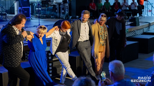 Wojewoda Zachodniopomorski Zbigniew Bogucki (czwarty z lewej) dał się porwać przez Nikosa Rusketosa do tańca zorby w Teatrze Letnim im. Heleny Majdaniec. Fot. Robert Stachnik [Radio Szczecin] Owacyjne przyjęcie Heleny Vondráčkovej w Szczecinie [ZDJĘCIA]