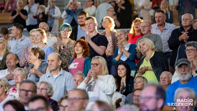 Publiczność owacyjnie przyjmuje artystów koncertu w Teatrze Letnim im. Heleny Majdaniec. Fot. Robert Stachnik [Radio Szczecin] Owacyjne przyjęcie Heleny Vondráčkovej w Szczecinie [ZDJĘCIA]