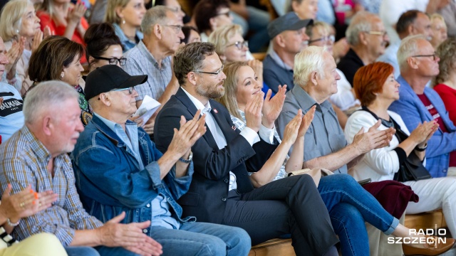 Wojewoda Zachodniopomorski Zbigniew Bogucki (trzeci od lewej) wśród publiczności koncertu w Teatrze Letnim im. Heleny Majdaniec. Fot. Robert Stachnik [Radio Szczecin] Owacyjne przyjęcie Heleny Vondráčkovej w Szczecinie [ZDJĘCIA]