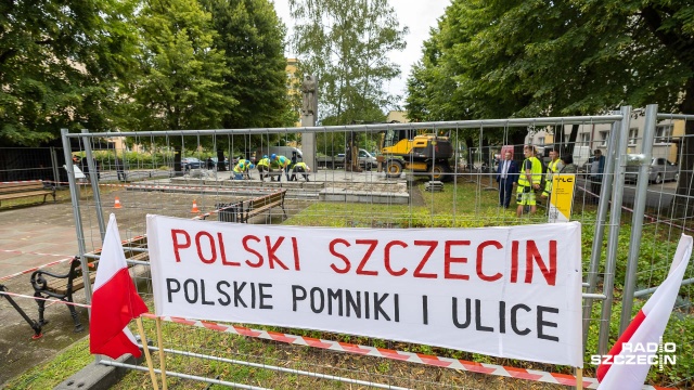 Fot. Robert Stachnik [Radio Szczecin] Komunistyczny pomnik w szczecińskim Dąbiu usunięty [WIDEO, ZDJĘCIA]