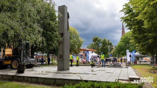 Fot. Robert Stachnik [Radio Szczecin] Komunistyczny pomnik w szczecińskim Dąbiu usunięty [WIDEO, ZDJĘCIA]