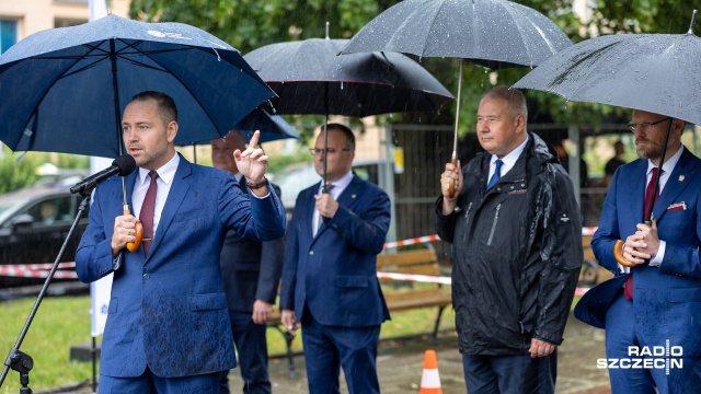 Fot. Robert Stachnik [Radio Szczecin] Komunistyczny pomnik w szczecińskim Dąbiu usunięty [WIDEO, ZDJĘCIA]