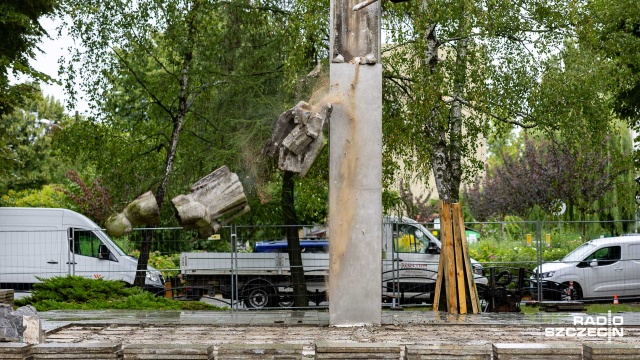 Fot. Robert Stachnik [Radio Szczecin] Komunistyczny pomnik w szczecińskim Dąbiu usunięty [WIDEO, ZDJĘCIA]