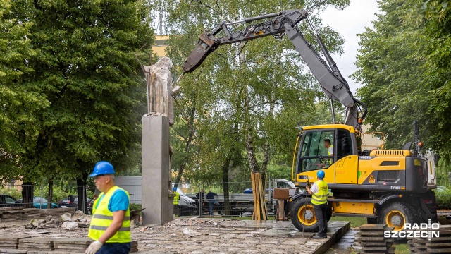 Fot. Robert Stachnik [Radio Szczecin] Komunistyczny pomnik w szczecińskim Dąbiu usunięty [WIDEO, ZDJĘCIA]
