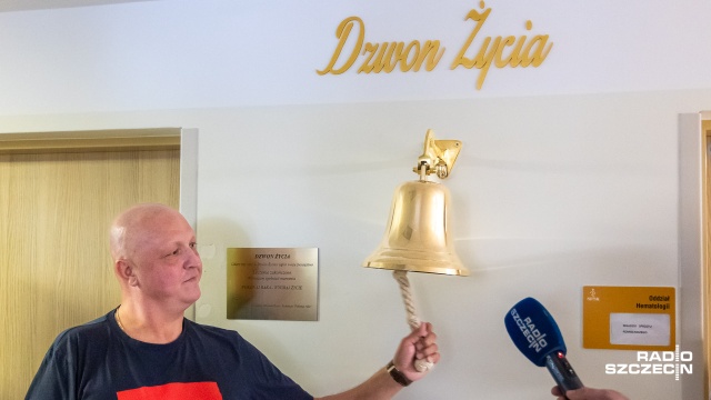 Fot. Robert Stachnik [Radio Szczecin] Dzwon daje nadzieję i oznacza zwycięstwo z rakiem. Dziś zawisł na onkologii [WIDEO, ZDJĘCIA]