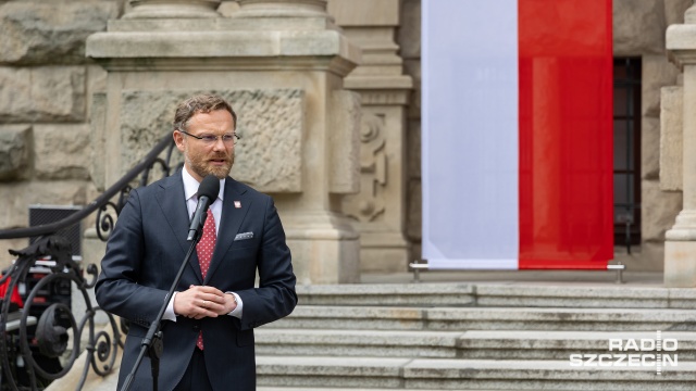 Fot. Robert Stachnik [Radio Szczecin] Odświeżone godło na fasadzie szczecińskiego Urzędu Wojewódzkiego [WIDEO, ZDJĘCIA]