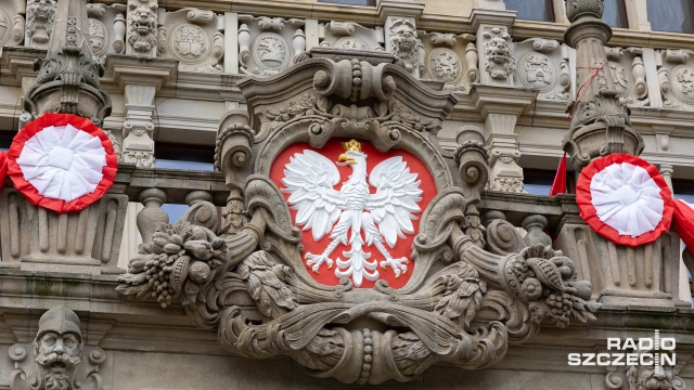Fot. Robert Stachnik [Radio Szczecin] Odświeżone godło na fasadzie szczecińskiego Urzędu Wojewódzkiego [WIDEO, ZDJĘCIA]