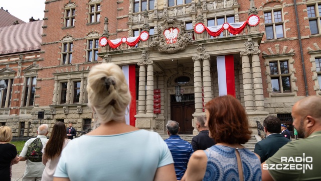 Fot. Robert Stachnik [Radio Szczecin] Odświeżone godło na fasadzie szczecińskiego Urzędu Wojewódzkiego [WIDEO, ZDJĘCIA]