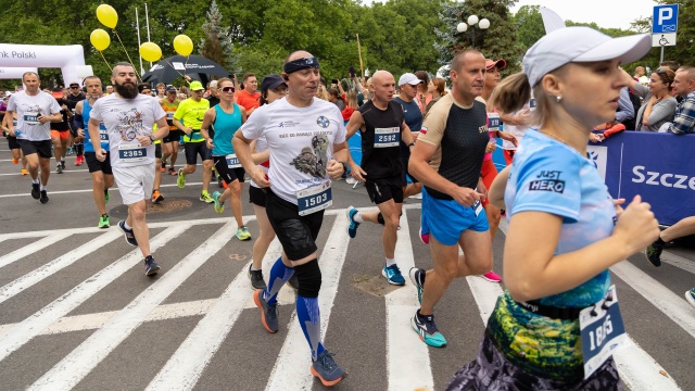 Fot. Robert Stachnik [Radio Szczecin] Żołnierze podczas półmaratonu w Szczecinie wspominają poległych [ZDJĘCIA]