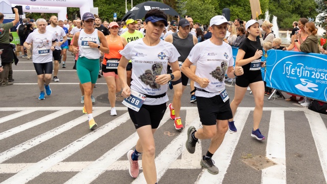 Fot. Robert Stachnik [Radio Szczecin] Żołnierze podczas półmaratonu w Szczecinie wspominają poległych [ZDJĘCIA]