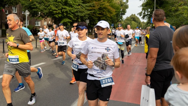 Fot. Robert Stachnik [Radio Szczecin] Żołnierze podczas półmaratonu w Szczecinie wspominają poległych [ZDJĘCIA]