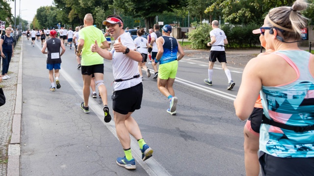Fot. Robert Stachnik [Radio Szczecin] Żołnierze podczas półmaratonu w Szczecinie wspominają poległych [ZDJĘCIA]