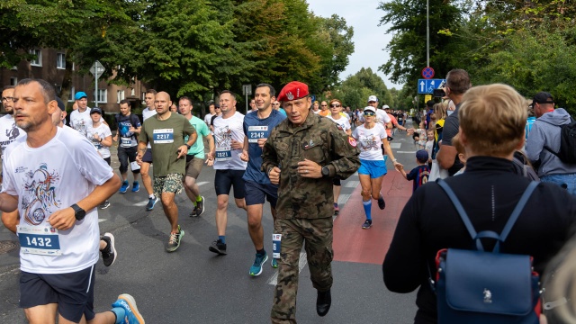 Fot. Robert Stachnik [Radio Szczecin] Żołnierze podczas półmaratonu w Szczecinie wspominają poległych [ZDJĘCIA]