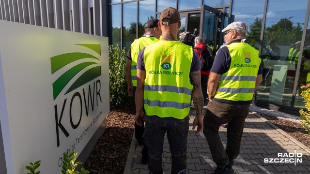 Polska ziemia powinna być w polskich rękach - uważają rolnicy, którzy protestowali przez siedzibą Krajowego Ośrodka Wsparcia Rolnictwa w Szczecinie.