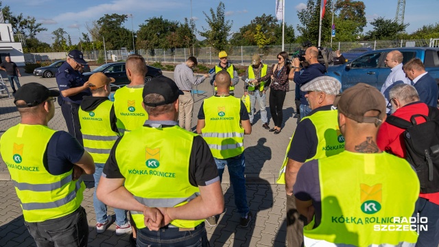 Fot. Robert Stachnik [Radio Szczecin] Protest rolników pod siedzibą KOWR