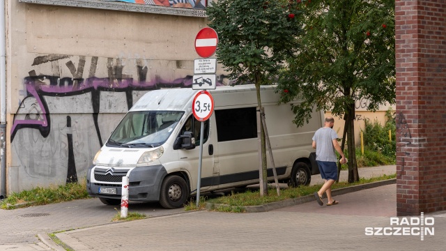 Fot. Robert Stachnik [Radio Szczecin] Zamiast zieleni pod oknem hałas i miejsce parkingowe [WIDEO, ZDJĘCIA]